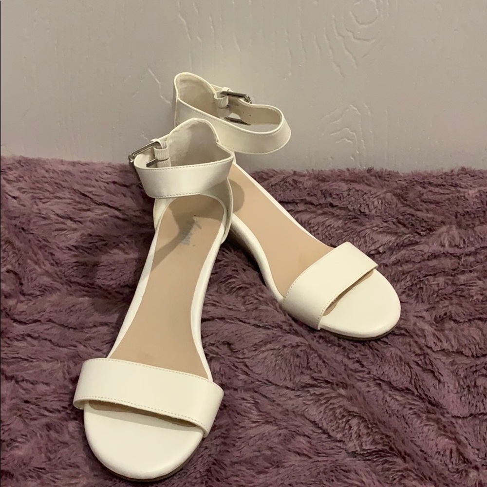 White mini wedge